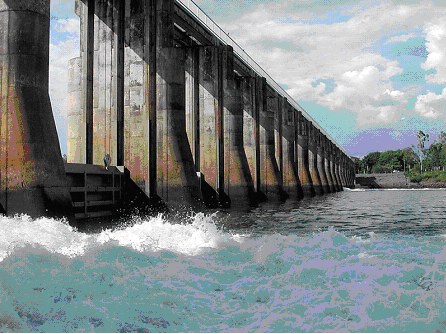 Photo showing Barrage limiting the upstream penetration of tidal waters in the Fitzroy Estuary, Rockhampton, Queensland. Photo by Bob Packett.